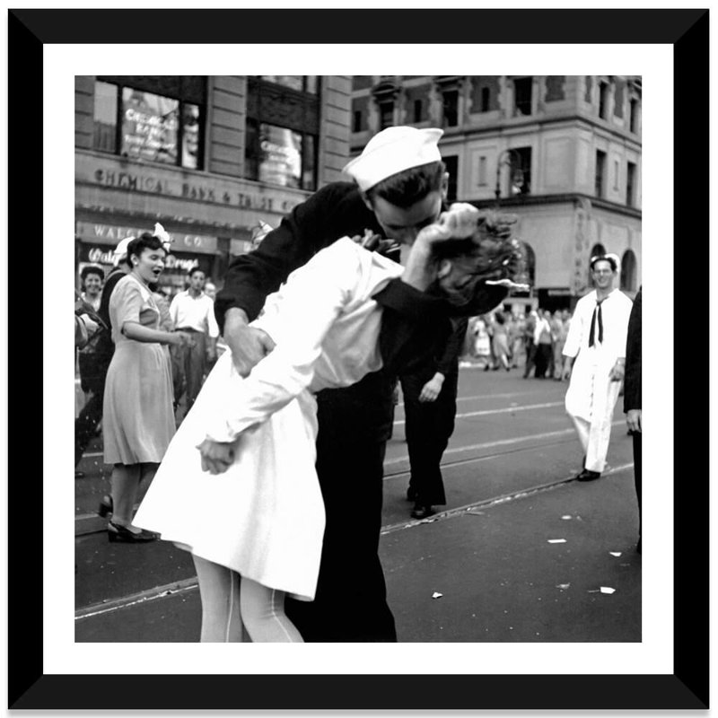 «Kissing the War Goodbye», reproduction de photo sur toile, H 16 po x l 16 po x P 1 po, Papier avec cadre noir