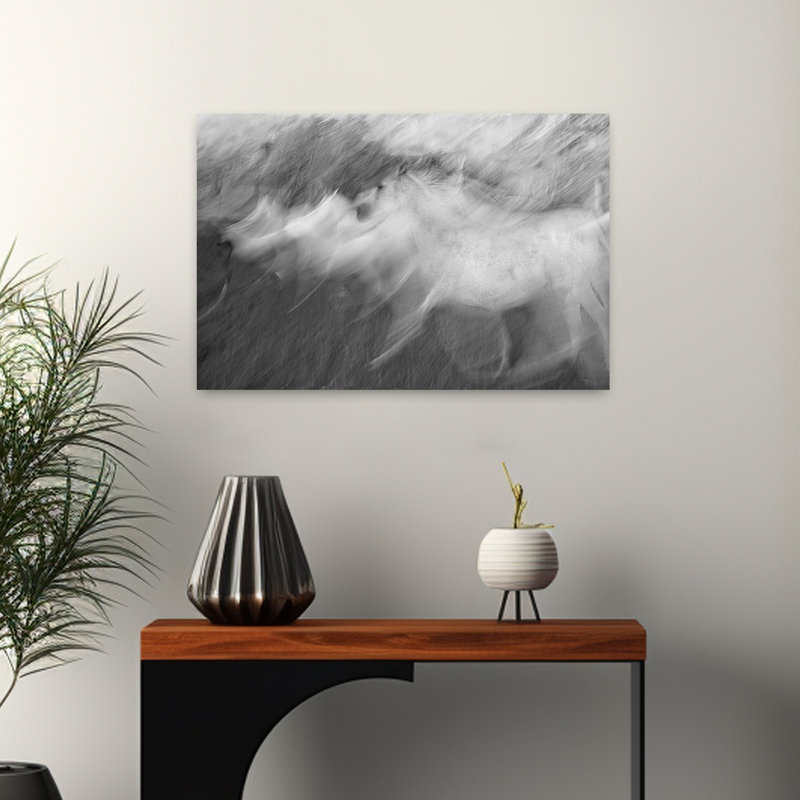 Cheval blanc dynamique et éthéré, impression d'art mural contemporain représentant un cheval et la nature, H 16 po x l 24 po