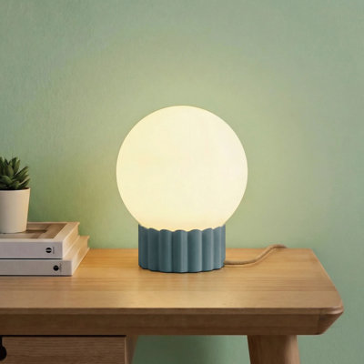Petite lampe de table en verre 6,9 po avec abat-jour sphérique givré et base en résine, lampe de chevet à intensité variable avec douille E12, homologuée UL, ampoule non incluse, lumière décorative minimaliste moderne pour la chambre à coucher, la table de chevet et le bureau