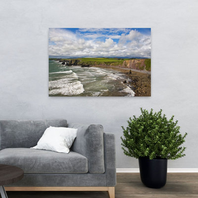 Ballydowane Cove sur la côte de cuivre, comté de Waterford, Irlande, plage contemporaine abstraite, art marin