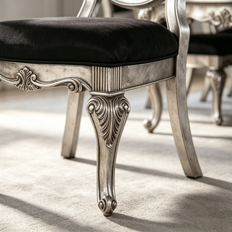 Chaise de salle à manger vintage en argent sculpté avec revêtement capitonné à boutons noirs
