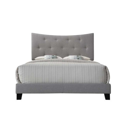 Grand lit en tissu gris avec rembourrage élégant et structure basse moderne