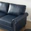 Causeuse de salon avec accoudoirs ronds et faux clous en cuir bleu marine-550691465