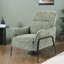 Chaises d'appoint confortables, structure en métal vert, salon compact et moderne