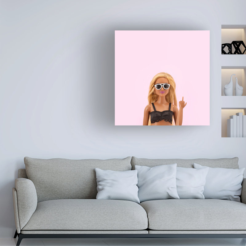 Julia Ramiro Kbye2, mascara sur toile, H 24 po x l 24 po x P 2 po