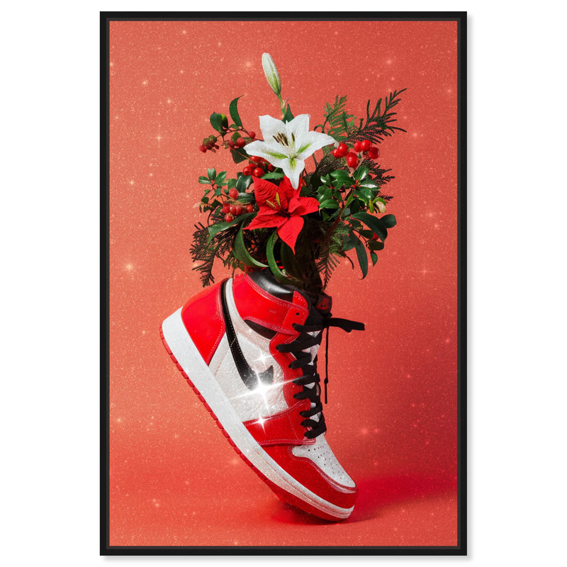 «Holiday Sneaker» par Art Remedy, Noir, H 16 po x l 11 po, Cadre flottant
