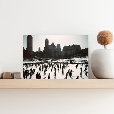 1950, grand nombre de personnes faisant du patin à glace sur la patinoire de Wollman, Central Park, Manhattan, New York, États-Unis, rétro classique, art mural rétro