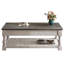 Table basse rustique à plateau relevable, étagère fixe et 3 plateaux de rangement dissimulés, en bois massif fabriqué à la main, gris antique et blanc vieilli, idéale pour un salon d'inspiration bord de mer. Design à deux niveaux pour un rangement optimal.