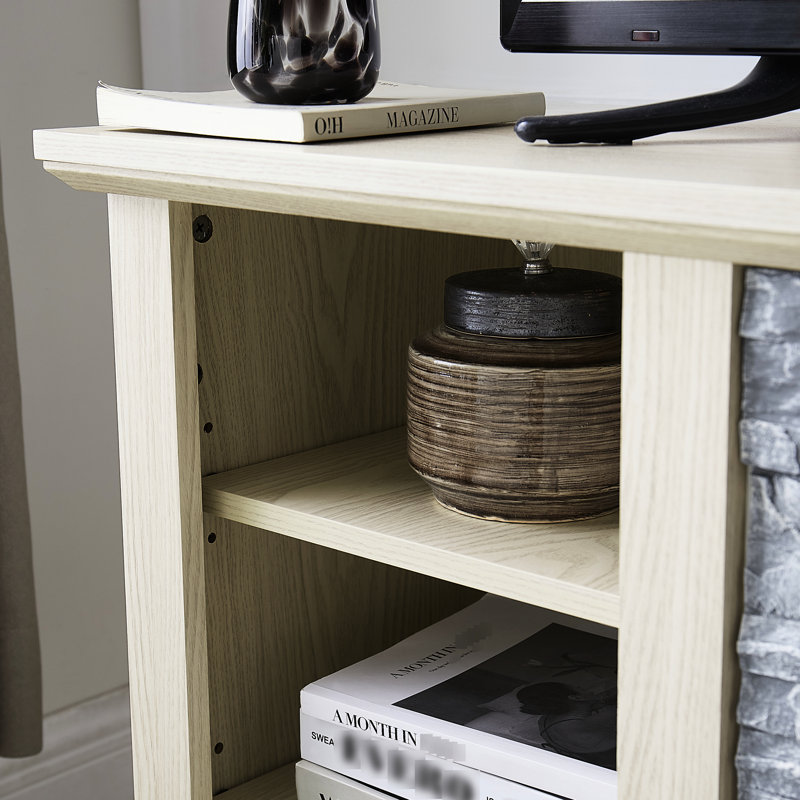 Meuble télé 65 po avec fausses pierres empilées et rangement ouvert élégant dans un cadre blanc compatible