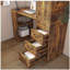 Bureau d'ordinateur avec prise 4-en-1 et 3 tiroirs, tablettes de rangement à 4 niveaux, stratifié au fini bois carbonisé pour bureau à domicile, bureau, chambre à coucher