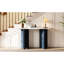 Console de couloir étroite avec plateau ovale en marbre et pieds en bois stables sur fond lisse en faux marbre bleu marine