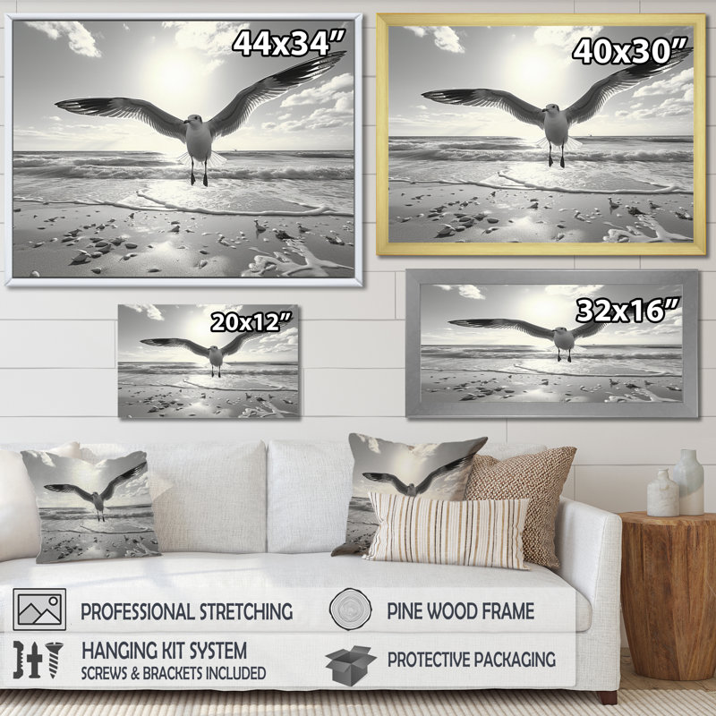 Grey Beach Seagulls in Flight IV - reproduction, Cadre doré à une seule photo, H 16 po x l 32 po x P 1 po