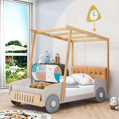 Lit plateforme en bois en forme de voiture avec coussins
