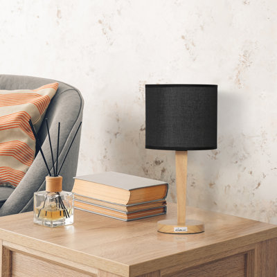 Simple veilleuse moderne avec abat-jour en tissu noir, base carrée en bois