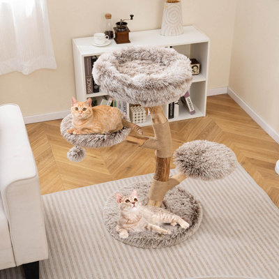Arbre à chat moderne avec des troncs en bois de poire