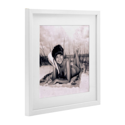 Vintage Summer Girl with Conch, reproduction encadrée sous verre, design par Grotto Studios