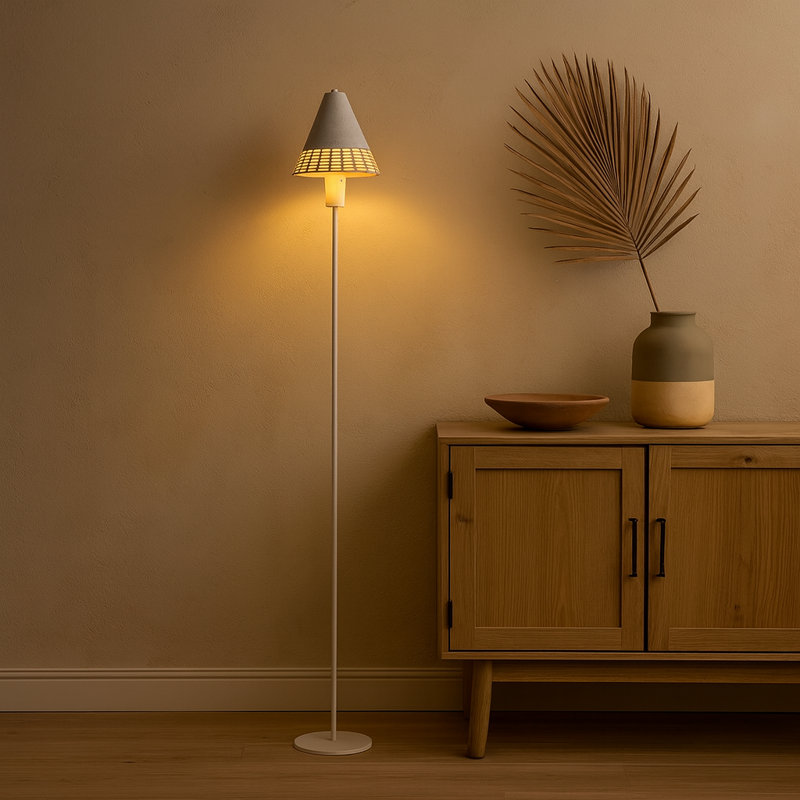 Lampe sur pied traditionnelle avec abat-jour en rotin