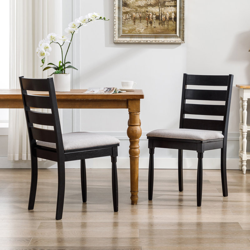 Chaise d'appoint traditionnelle rembourrée en tissu massif avec dossier à échelle
