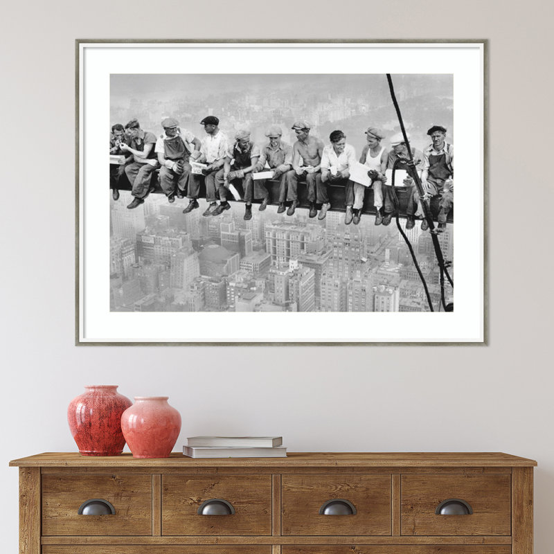 «Déjeuner sur un gratte-ciel» par Charles C. Ebbets - photographie à cadre unique, L 41 po x H 31 po, Blanc
