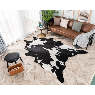 Tapis en fausse peau de vache, tapis à imprimé animal noir et blanc, tapis décoratif en fausse fourrure douce, tapis de sol en forme de peau irrégulière pour le bureau de la chambre à coucher, 150 x 200 cm