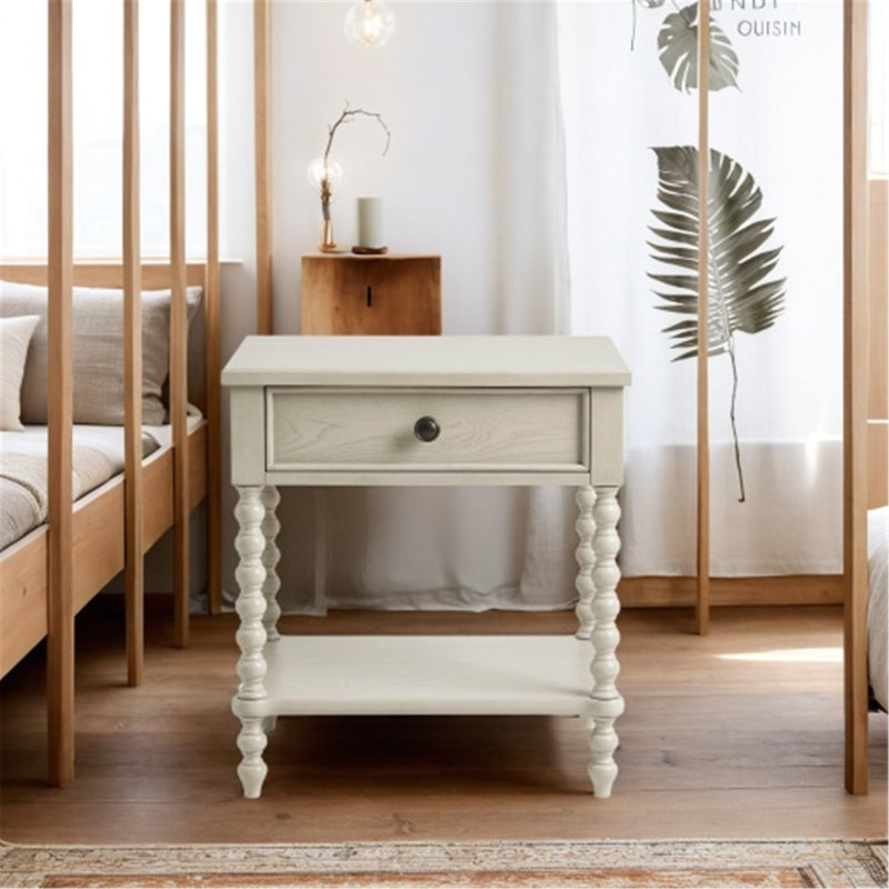 Charmante table de chevet avec attrait campagnard pour rehausser la chambre à coucher