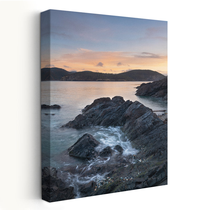 Beachy and Modern Jagged Rocks At Deception Pass, H 24 po x l 16 po