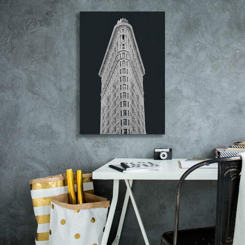  «Flatiron Building On Black» par Wild Apple Portfolio, art mural sur toile, 18 po x 26 po
