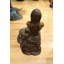Statue de dame sur pierre en bronze - Taille: L 33 po x l 23 po x H 34 po.