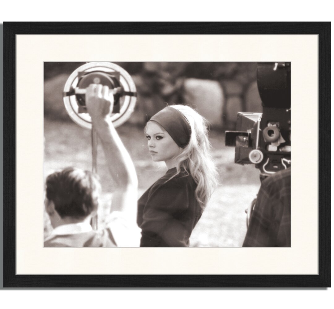 Gerahmtes Poster Brigitte Bardot on Set