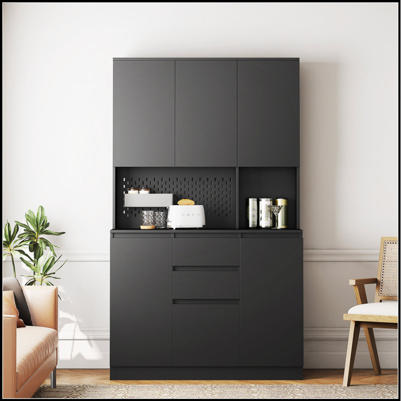 Armoire de cuisine autoportante avec plusieurs portes, tablettes et tiroirs pour un rangement et une organisation efficaces