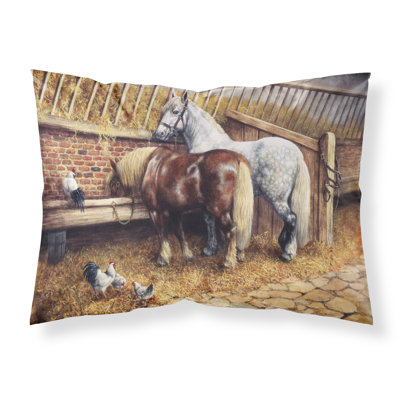 Chevaux alimentaires avec le taie d’oreiller des poulets