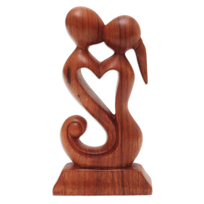 Statuette en bois brun faite à la main «Kisses For You»
