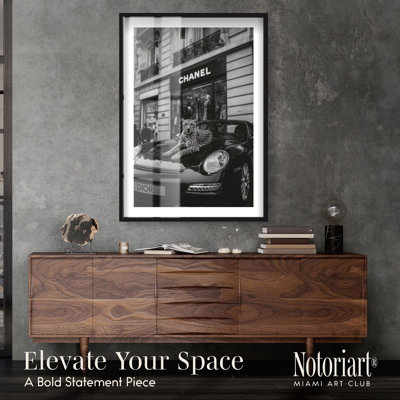 Décoration murale mode Cheetah at the Luxury Shop Shadowbox Print par Notoriart, cadre noir, 30 x 45