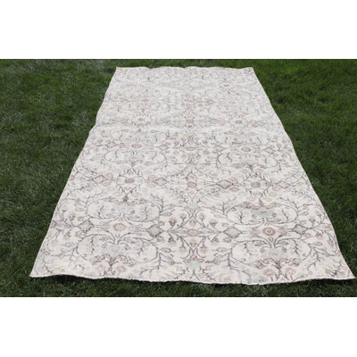 Tapis turc vintage en laine fabriqué à la main avec un élégant motif floral dans des tons pastel doux