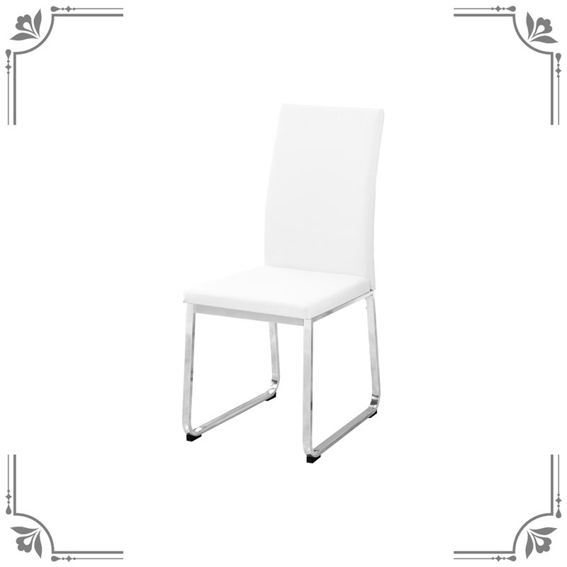 2 chaises de salle à manger, recouvertes de similicuir blanc, piètement en métal massif, pour une salle à manger et une cuisine modernes.