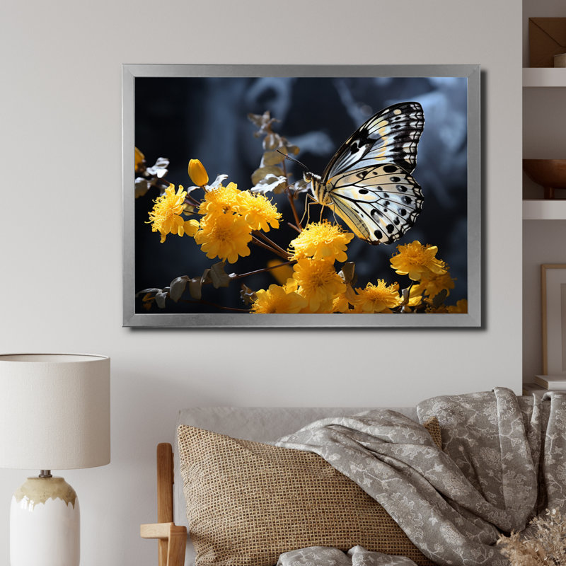 «Samaj Yellow Grey Butterfly Haven I», reproduction sur toile, H 24 po x l 32 po x P 1 po, Cadre photo argenté