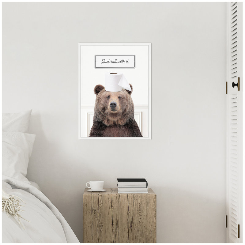 «Bear Just Roll with It Bathroom» par Amy Peterson, reproduction d'art sur toile encadrée
