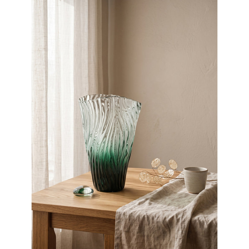 Vase au design contemporain, H 11,8 po x l 7,5 po x P 3,9 po