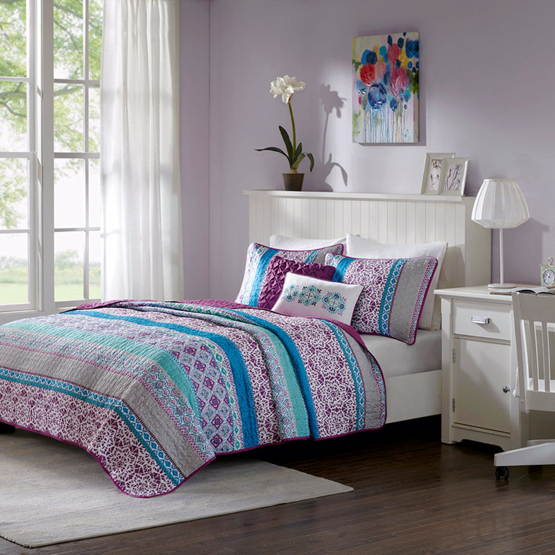Full/Queen Reversible Quilt Set With Throw Pillows