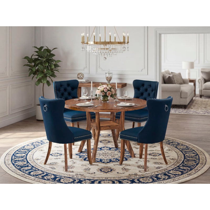 Ensemble de cuisine 5 pièces style Mid-Century en tissu polyester, 4 chaises parsons bleu marine, dossiers capitonnés et une table ronde de 48 po au fini noyer antique.