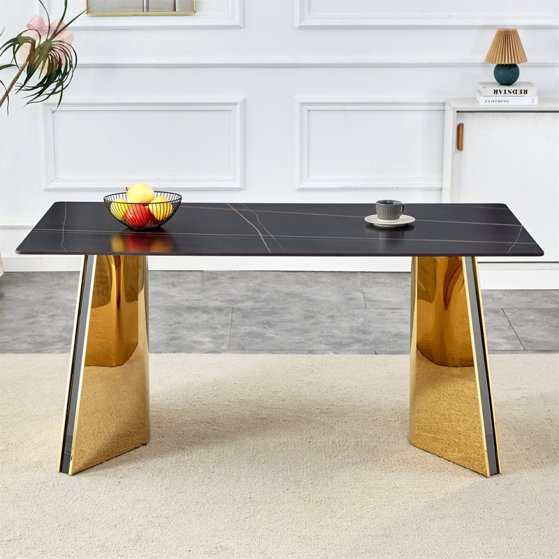 Table de salle à manger 63 x 31,5 x 30 pouces à motif de marbre noir avec pieds papillon en acier inoxydable doré, résistant aux rayures et à la chaleur