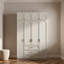 Garde-robe minimaliste moderne de couleur crème