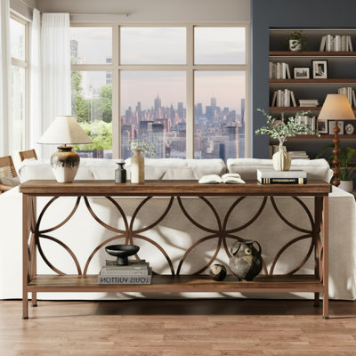 Cette table étroite, longue et brillante de style industriel brun dispose d'un rangement intégré et peut être utilisée derrière un canapé ou dans le vestibule. Sa conception unique le rend adapté à divers espaces.