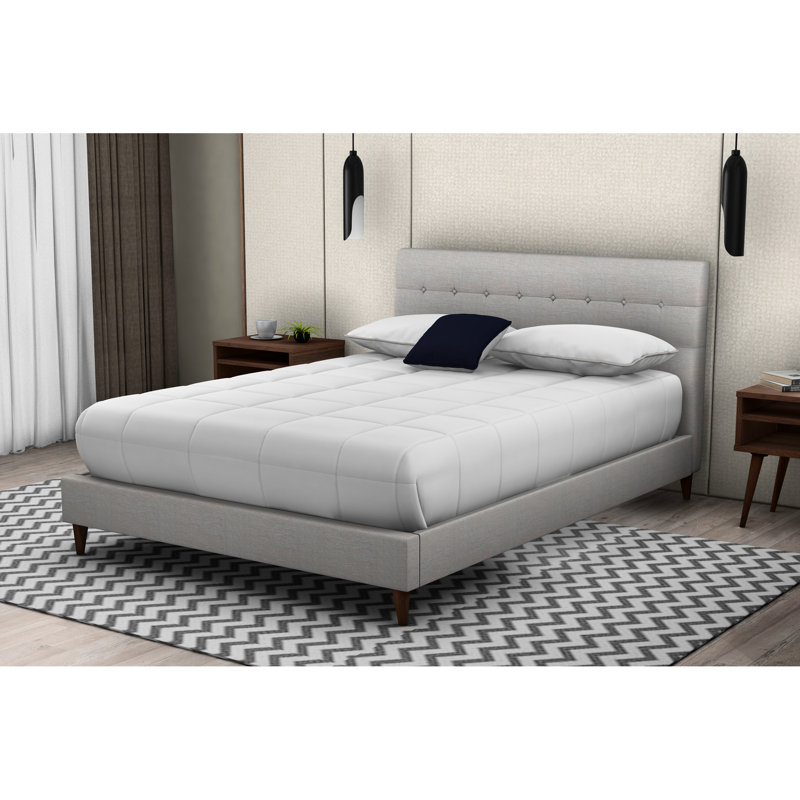 Très grand lit tapissier très grand avec 2 tables de chevet, couleur pierre, 100%, rails et supports de table de chevet au fini noyer, attrait beige, coins, literie