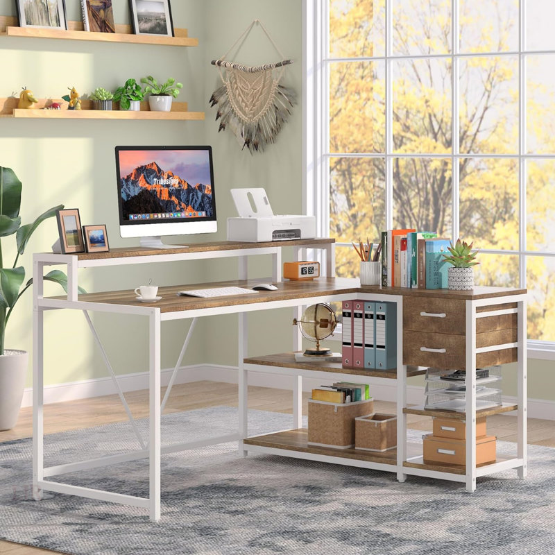 Bureau de bureau en L de 55 pouces avec élévateur de moniteur, tiroirs et tablettes de rangement, bureau d'ordinateur de coin pour les petits espaces, table d'écriture de ferme, finition beige et blanche