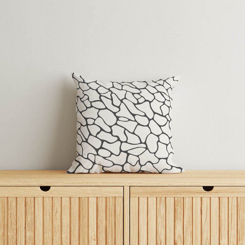 Coussin Patch Play, H 18 po x l 18 po, Ivoire / imprimé animal anthracite