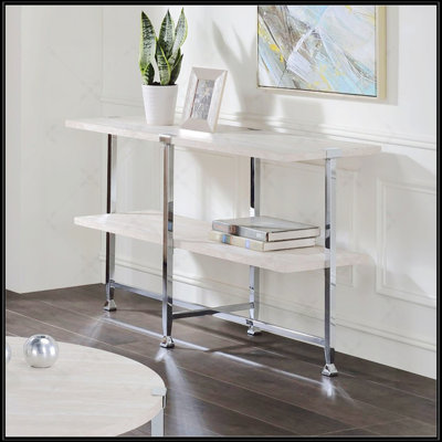 Table de canapé contemporaine avec tablette, finition en chêne blanc, plateau en bois, structure en métal chromé, parfaite pour la décoration et le rangement du salon.