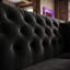 Canapé Chesterfield en L en velours avec lit escamotable et bordure dorée UnaSedoro-1014359940