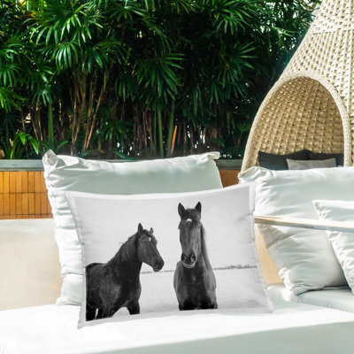 Coussin d'extérieur imprimé au galop Winter Horses, design par Amy Carroll