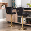 Lot de 2 tabourets de bar, réglables en hauteur grâce à un mécanisme de levage, avec repose-pieds et base, revêtement en velours et pieds dorés, piètement noir élégant et réglable.